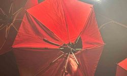 Elektrik kaçağı sonucu şemsiye alev aldı