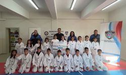 Erzincan'da 'Hep Birlikte Aileyiz' Projesi kapsamında öğrencilere tekvando kıyafeti desteği yapıldı