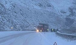 Erzurum-Erzincan karayolu ağır tonajlı araçlara kapatıldı