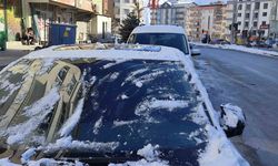 Hakkari'de araç camları buzla kaplandı