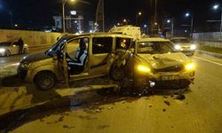 İki araç hurdaya döndü, kazayı yaralanmadan atlattılar