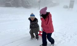 Kars'ta çocuklar kardan adam yaparak doyasıya eğlendi