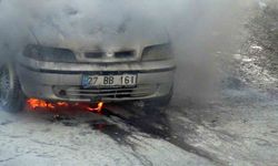 Kars'ta park halindeki araçta çıkan yangın korkuttu