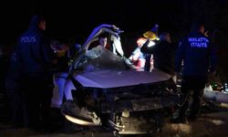 Malatya'da direğe çarpan otomobilde 1'i ağır 2 kişi yaralandı