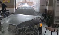 Malatya’da otomobil döner dükkanına girdi