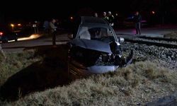 Malatya'da yük treni ile otomobil çarpıştı: 5 kişi yaralandı