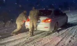 Muş-Bulanık yolunda kar geçit vermedi: Jandarma ekipleri vatandaşın imdadına koştu