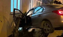 Otomobil bahçe duvarında asılı kaldı