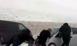 Palandöken’de beyaz saret: Ulaşımda aksama yaşanıyor