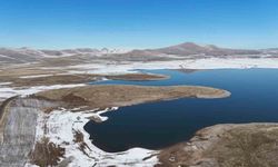 Patnos barajında kış güzelliği; Mavi ve beyazın buluşması mest etti