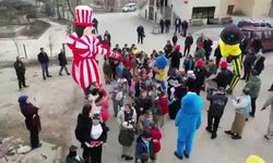 Perde açıldı, köy meydanı şenliğe döndü