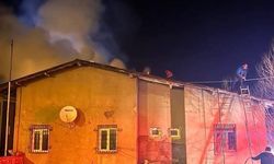 Refahiye'de köy konağı eklentisinde çıkan yangın korkuttu