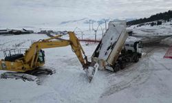 Sarıkamış'ta 'Kardan Heykeller' sergisi için kamyonlarla kar taşınıyor