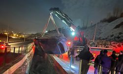 Sürücüsünün kontrolünü kaybettiği araç su kanalına uçtu: 1 kişi yaralandı