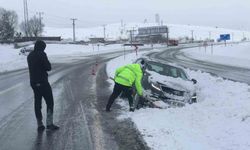 Yolda mahsur kalanları polis ekipleri kurtardı
