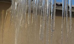 Yüksekova'da buz sarkıtları 3 metreyi aştı