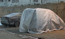 Yüksekova’da dondurucu soğuklara karşın battaniye ve brandalı çözüm