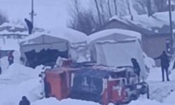 Yüksekova’da kar temizleme aracı devrildi