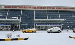 Yüksekova’da kar yağışı hava trafiğini aksattı