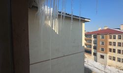 Yüksekova'da metrelerce buz sarkıtı oluştu