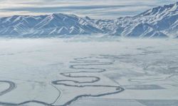 Yüksekova'nın kar altındaki menderesleri görsel şölen sunuyor