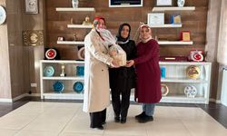 Ahlatlı Kadın Kooperatifinden Başkan Vekili Taşdemir’e yerli ürün hediyesi