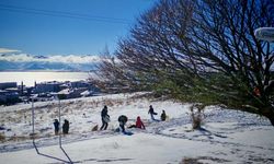 Ahlat’ta İlk Kar Sevinci: Çocuklar Sokakları Şenlendirdi