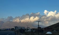 Bitlis’te “Kirkor Dağı” zirvesindeki bulutlar görsel şölen oluşturdu