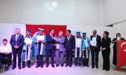 Bitlis Valisi Karakaya, engelli ve yaşlılarla “Beş Minare” türküsünü seslendirdi