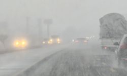 Tatvan’da yağmur yerini kar yağışına bıraktı