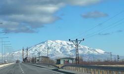 Adabağ Cami ve Süphan Dağı aynı karede