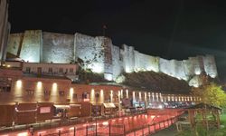 Işıklandırılan Bitlis Kalesi gece görüntüleriyle büyülüyor