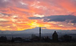 Ahlat’ta gün batımı kızıllığı görsel şölen sundu
