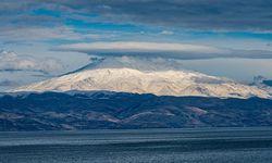 Süphan Dağı’na Doğanın Şapkası: Zirvede Mercek Bulutu