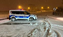 Bitlis çevre yolu kar ve tipi nedeniyle geçici olarak trafiğe kapatıldı