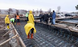 Vali Karakaya, asfalt üretim tesisi inşaatında incelemede bulundu