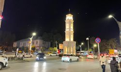 Tatvan’ın Simgesi Saat Kulesi Akşamları Görsel Şölen Sunuyor