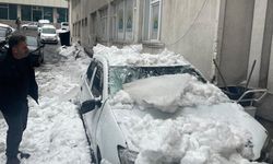 Tatvan Belediyesi Ek Binasında Biriken Kar Kütleleri Aracın Üzerine Düştü