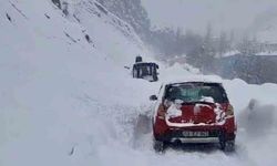 Çatak’ta çığ paniği: Sürücü saniyelerle kurtuldu