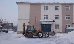 Güroymak’ta okul bahçeleri temizlendi