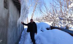 Güroymak’ta çatılarda biriken buzlar insan boyunu aştı