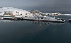 Tatvan’da feribotlar karla bütünleşti