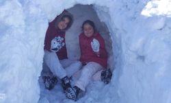 Güroymak’ta çocuklardan kardan ev