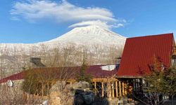 Ağrı Dağı'nın zirvesinde oluşan mercek bulutu mest etti