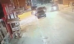 Ardahan'da buzlu yolda kayan otomobil iş yerine daldı