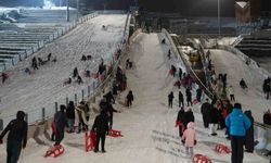 Atlama kuleleri pistinde adrenalin dolu kızak keyfi