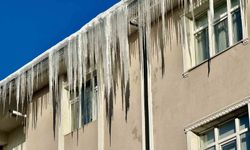 Bina çatılarındaki dev buz sarkıtları korkuya neden oluyor