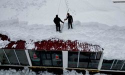 Bitlis'te çatılarda güvenlik için kar temizliği yapılıyor