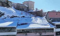 Bitlis’te çatılarda tehlikeli mesai