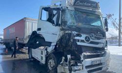 Bitlis’te iki tırın karıştığı kazada maddi hasar meydana geldi